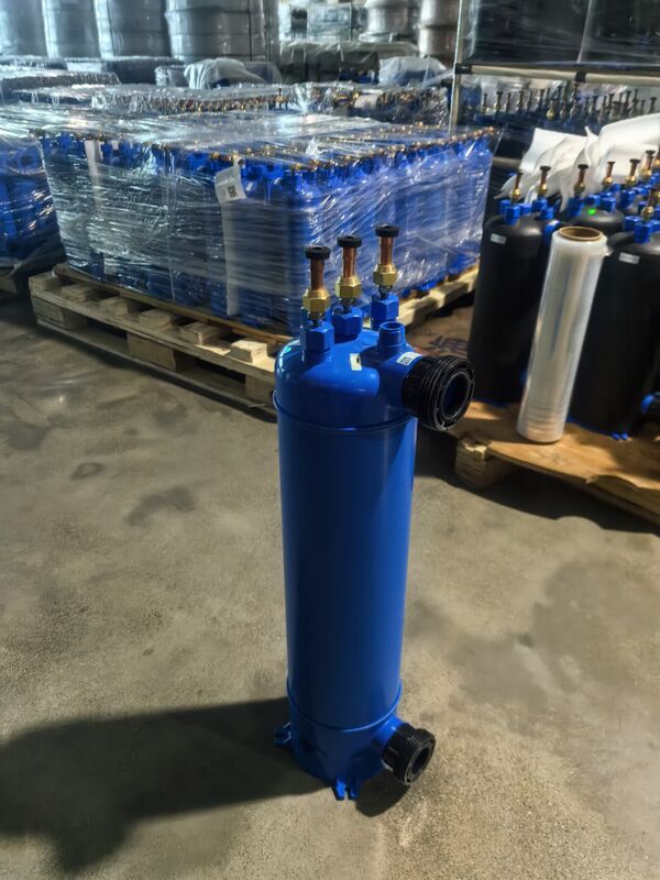 Intercambiador de calor para piscina residencial MHTA-2 con tubo en carcasa de PVC. Instalación horizontal o vertical que garantiza una configuración y mantenimiento sencillos.